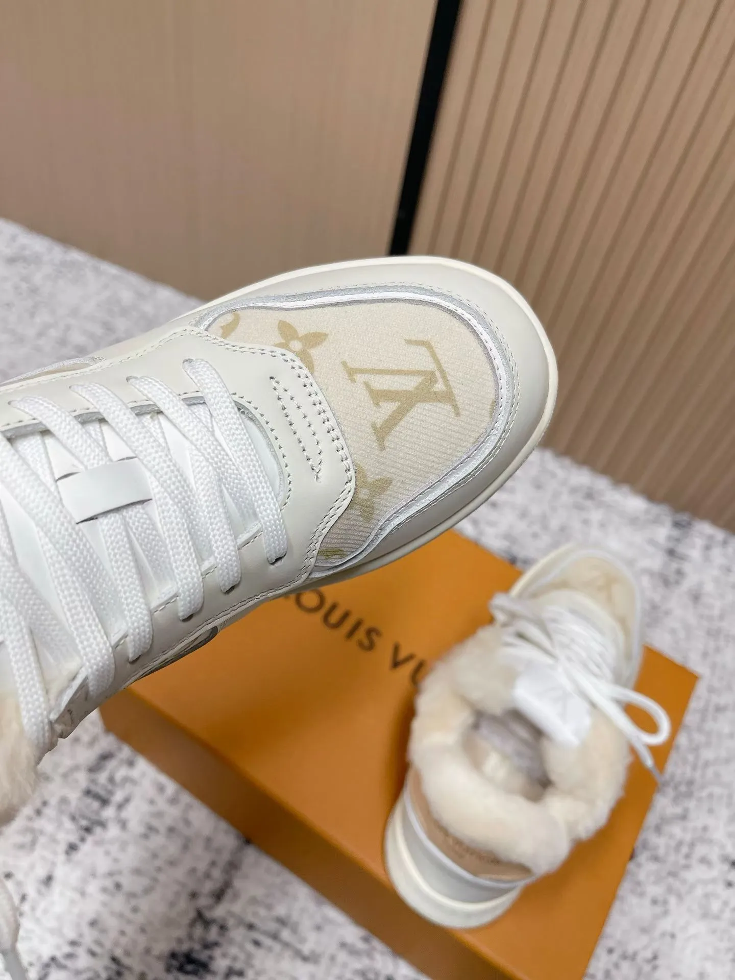 Men's shoes pP700! Top version Louis Vuiton Louis Vuitton sneakers casual shoes wool style‼ ️ LV Trainer sneakers are a classic idea inspired by retro basketball shoes by designer Virgil Abloh. This time, they are spliced ​​with smooth cow leather and Monogram embossed grained cow leather, and are embellished with Monogram flowers on the rubber outsole, reflecting a striking jump in one color! Fabric: Original imported first-layer cowhide Lining: Warm wool lining Bottom thickness: about 3cm Size: 35-41